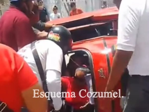 ATRAPADAS DENTRO DE MOTOTAXI AL&nbsp;VOLCAR.