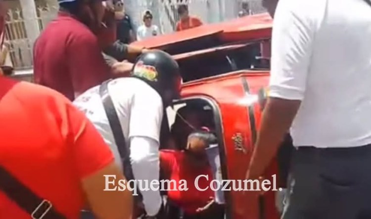 ATRAPADAS DENTRO DE MOTOTAXI AL&nbsp;VOLCAR.
